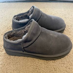 SZ 6 - UGG classic slipper - gray NWOB.